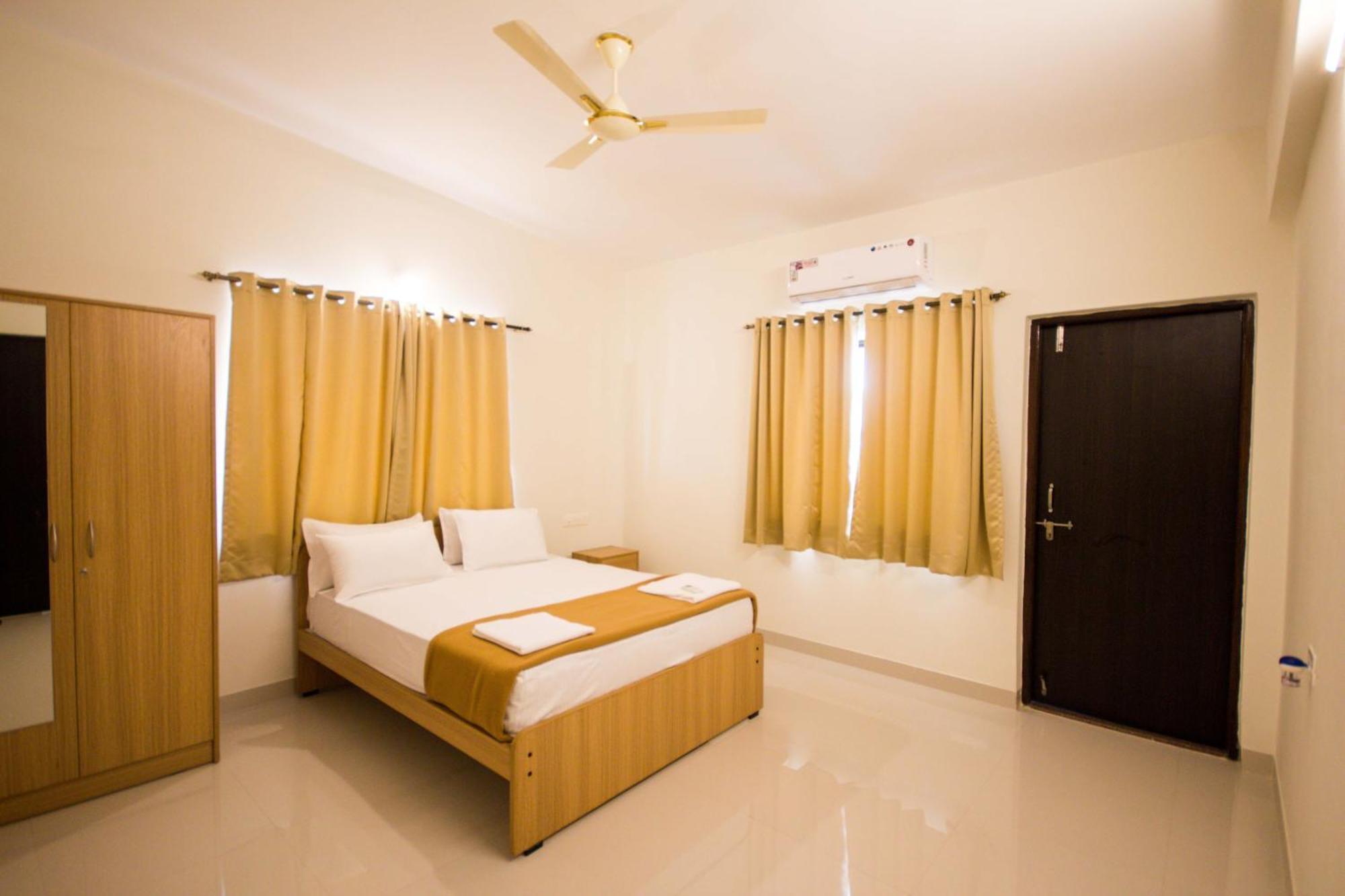 Monarch Palms Apartments, Candolim Goa Exterior photo