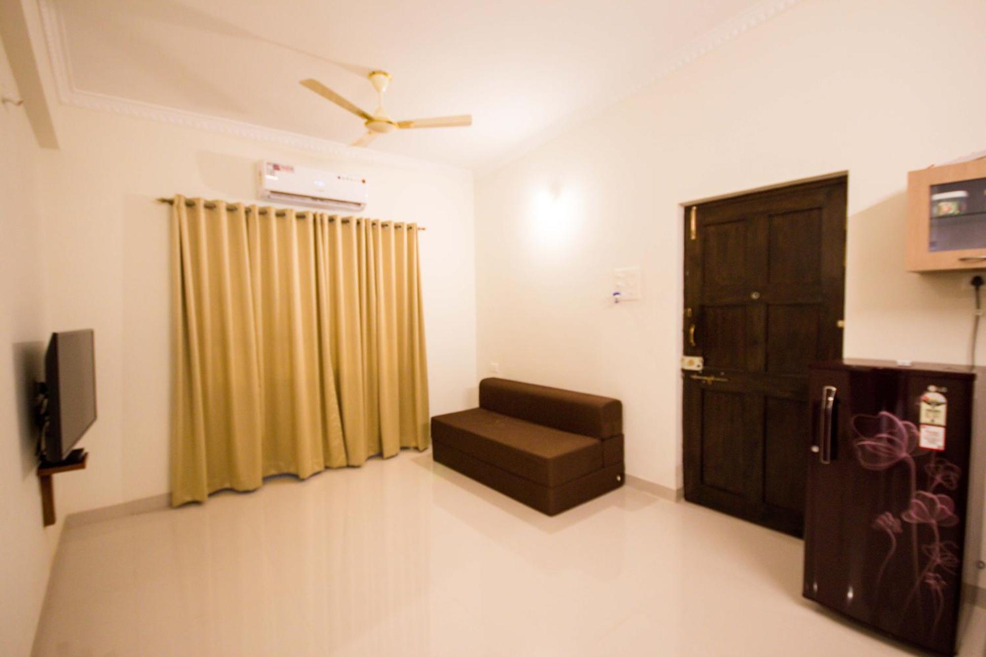 Monarch Palms Apartments, Candolim Goa Exterior photo